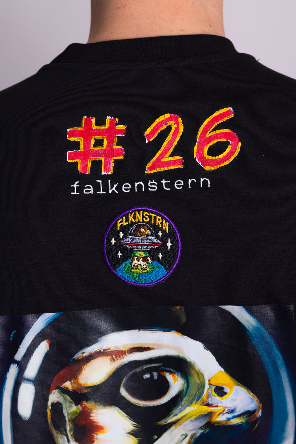 Schwarzes T-Shirt mit farbenfrohem Text und Grafikdesign auf der Rückseite